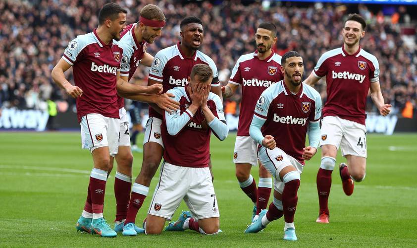 卡拉格：球迷们高喊斯洛特令人动容，在获胜后我真心为他开心